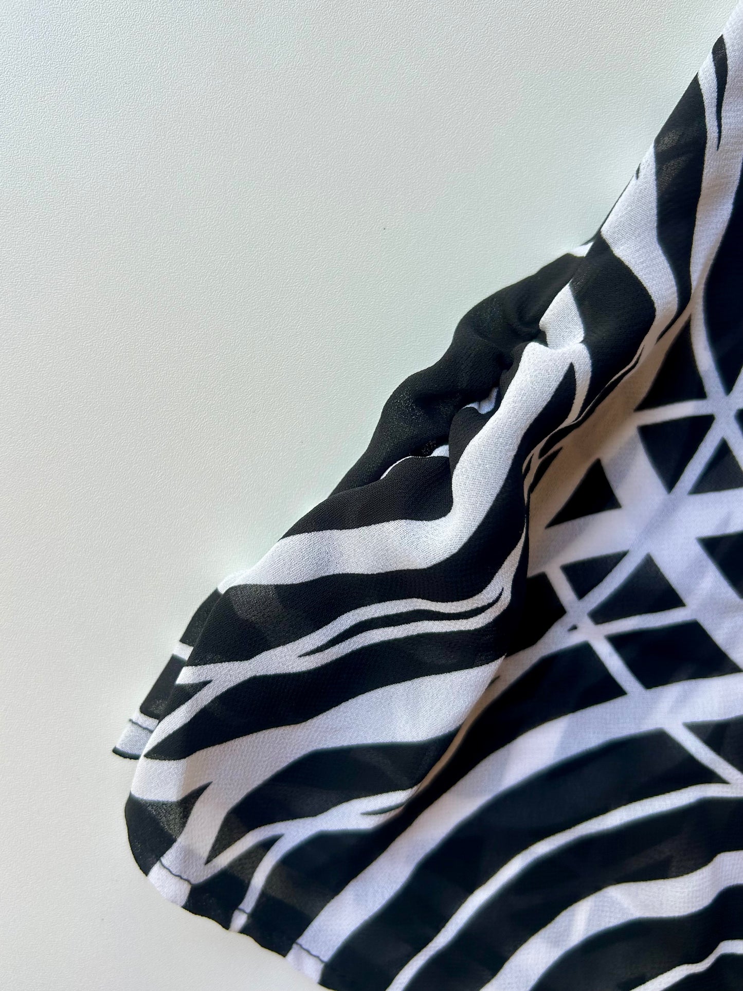 Sheer geometric top ✮ Size 10